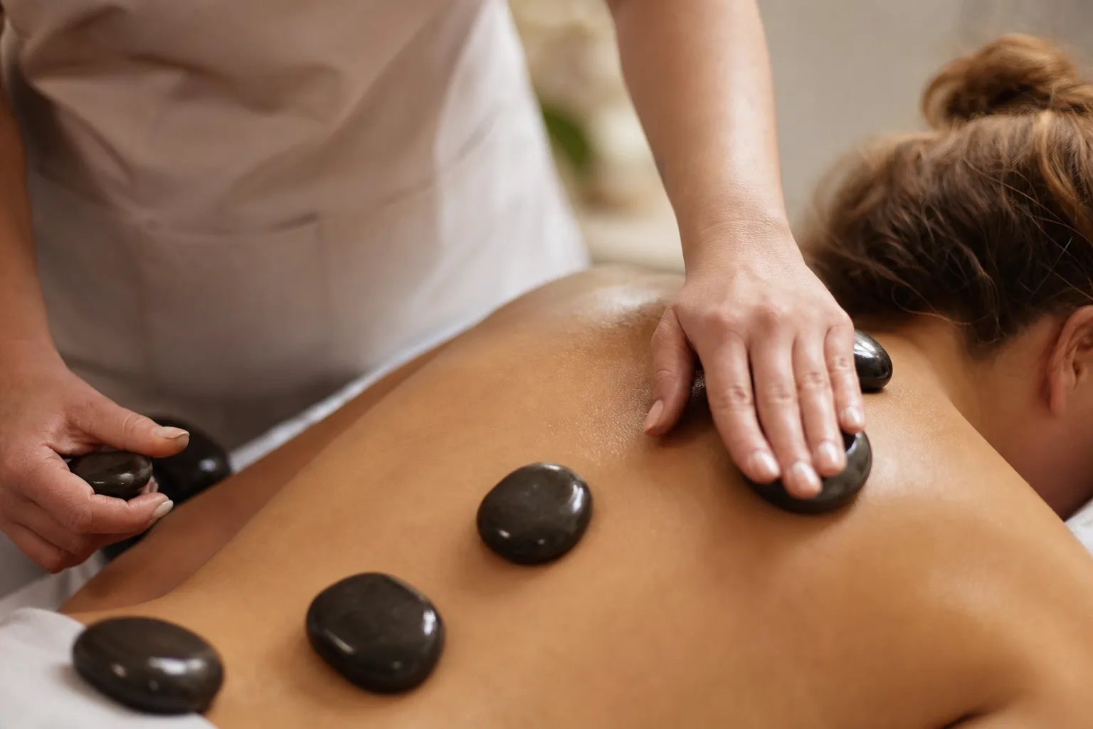 Massagem com Pedras Quentes — procedimento e aplicação